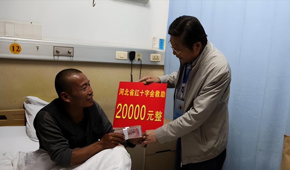 回顾保定壮汉无力支付百万手术费,忍痛自断右腿,如今他情况如何?
